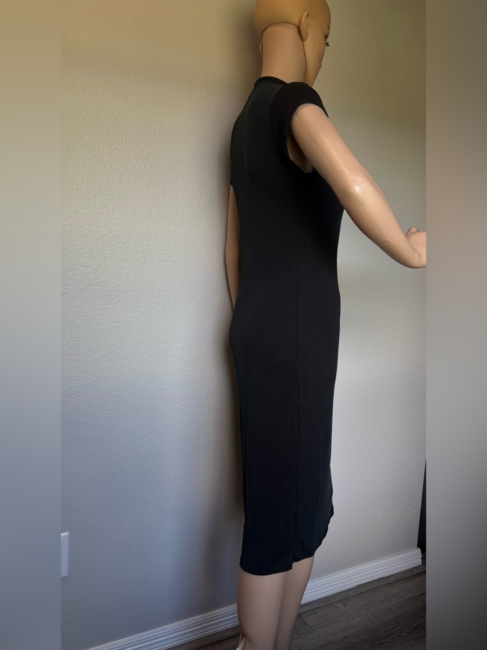 Ladies' Black Cap-Sleeve Midi Dress — Sleek Everyday Staple - Picture 5 of 11